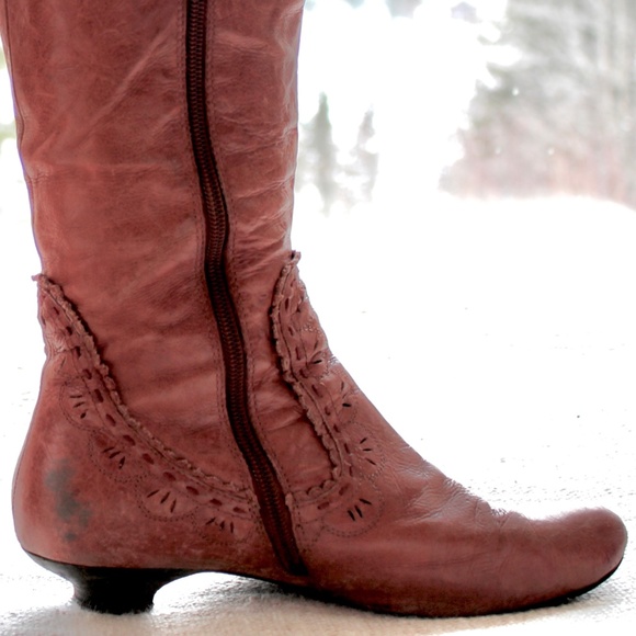 One of 2 Vintage Rose Leather Boots. - Picture 3 of 5